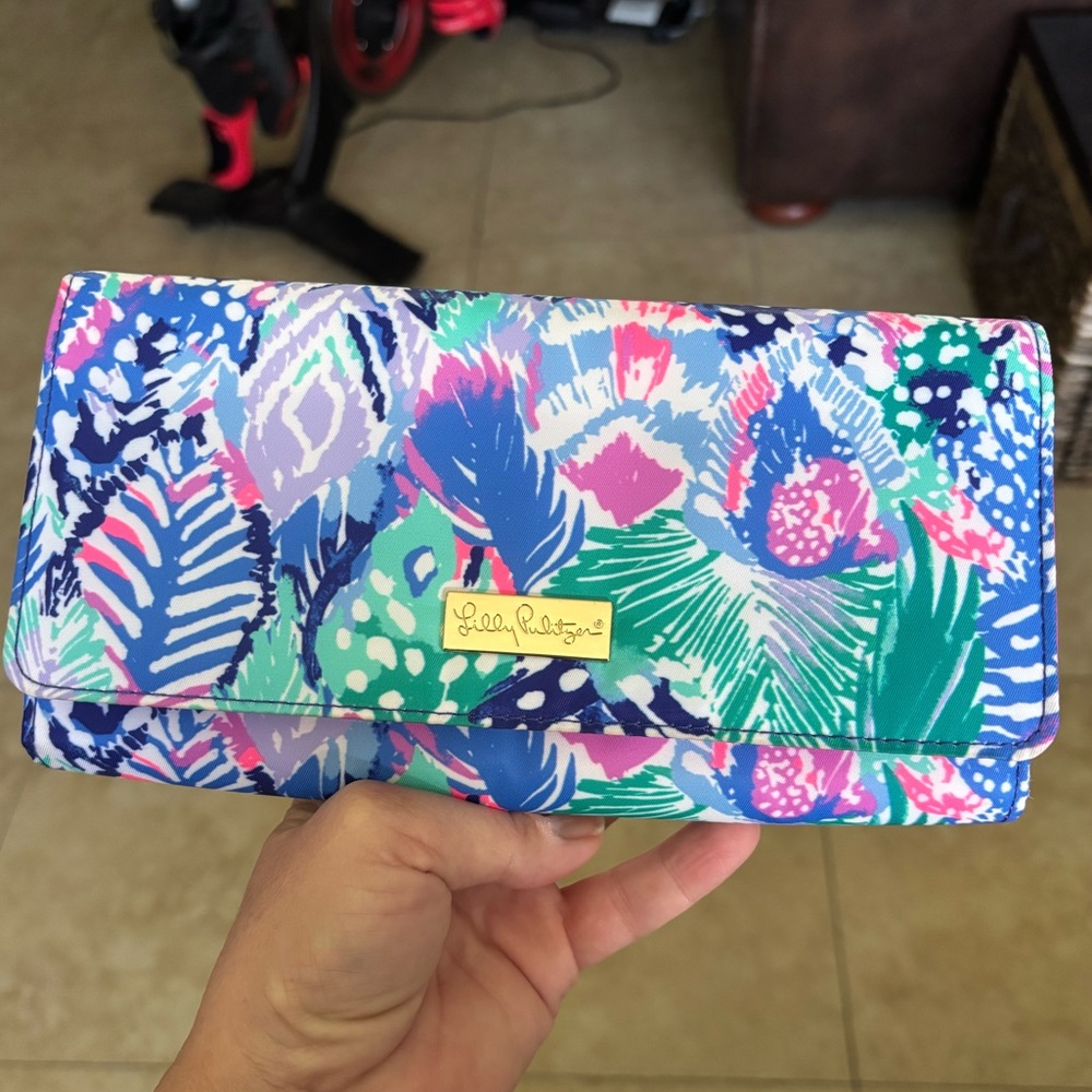 Lilly Pulitzer GWP travel wallet, features Quill Out print. New never used
